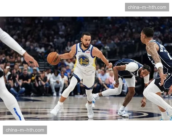 镜头记录：库里在投失关键底角三分后，与格林沟通传球时机