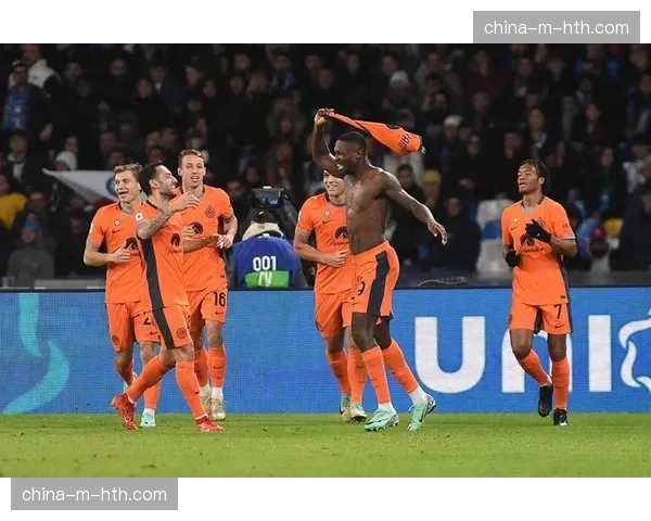 迪卡尼奥：“巴斯托尼？真是虚伪，别人球场发生类似事情时，大家都转过身去视而不见。”